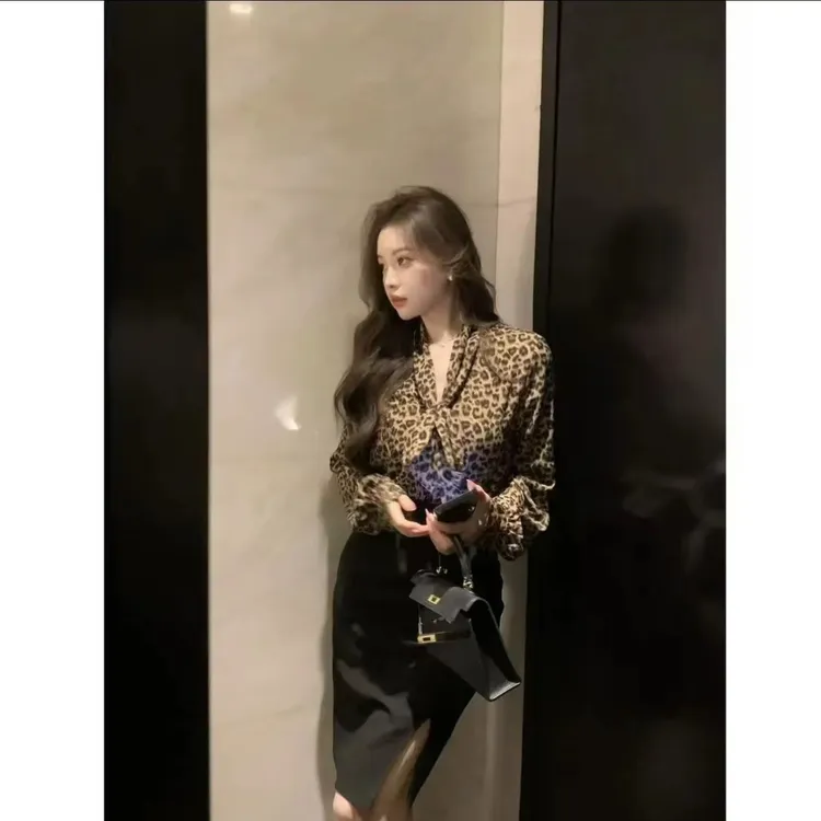 春季新款气质性感豹纹飘逸雪纺V领长袖衬衫+高腰开叉半身裙