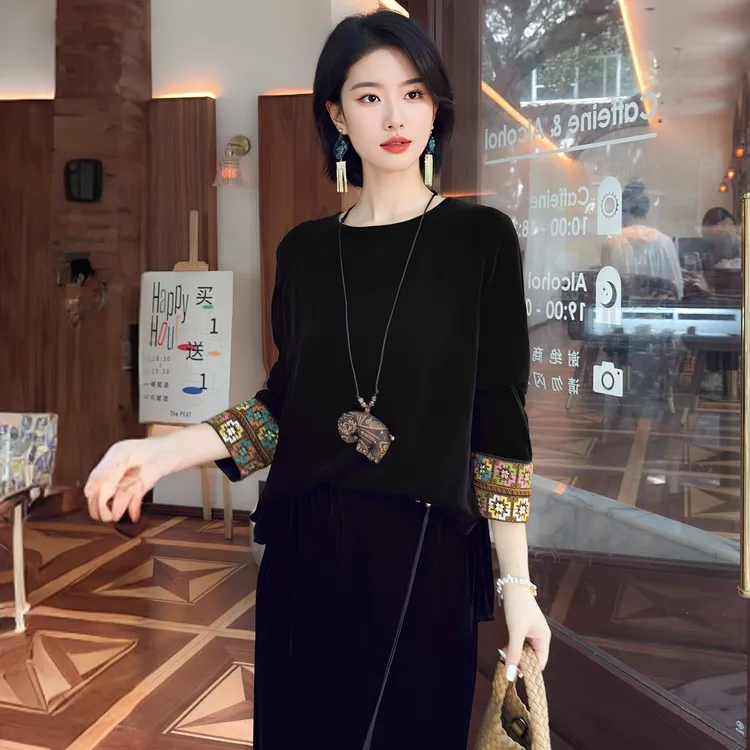 圆领袖口刺绣设计真丝丝绒上衣洋气