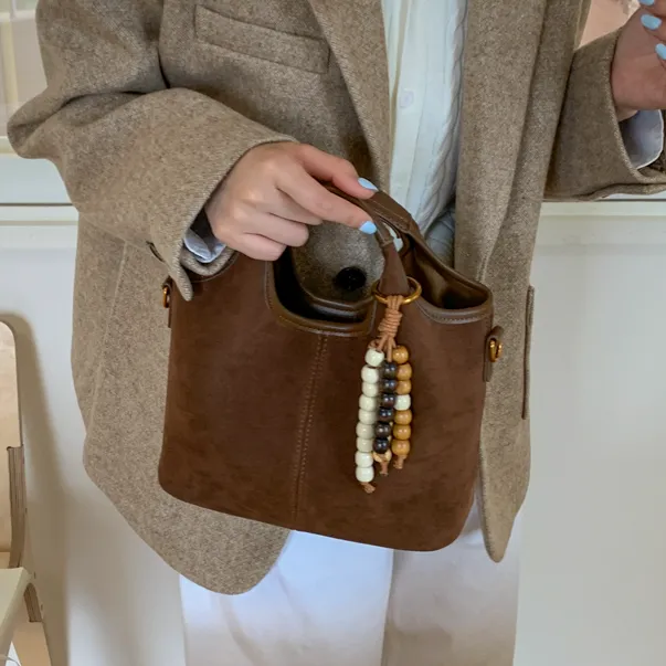 复古磨砂小众麂皮绒包包女2025新款秋季百搭斜挎包时尚手提水桶包