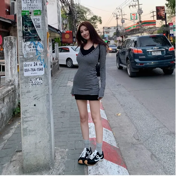 2025新款假两件挂脖条纹连衣裙女春夏季辣妹收腰修身显瘦包臀裙子