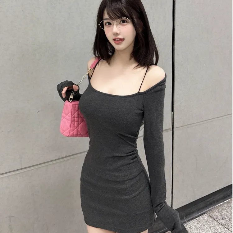 纯欲风辣妹一字肩吊带连衣裙女2025秋季新款性感修身显瘦包臀短裙