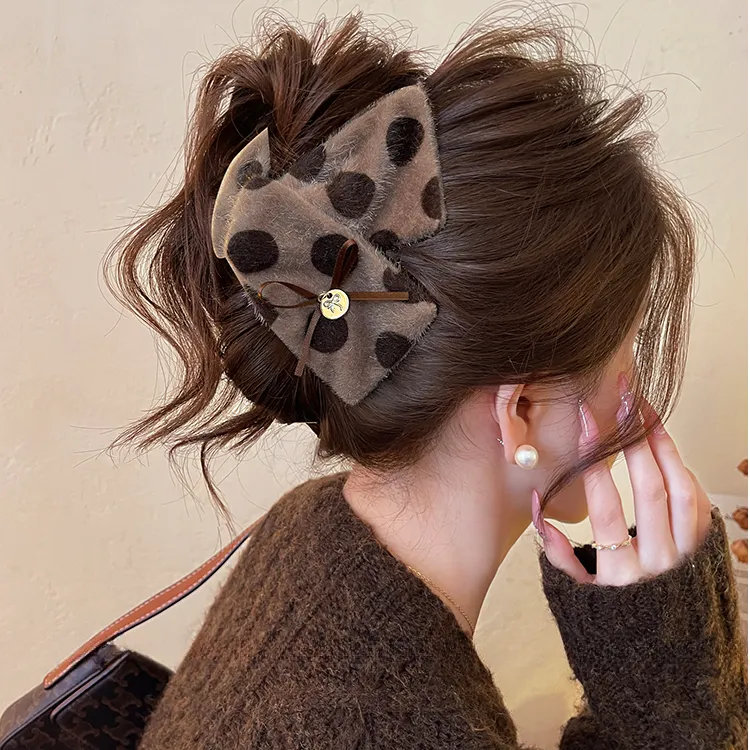 奶咖慕斯~三角抓夹女波点毛绒鲨鱼夹2025新款大号盘发夹秋冬发饰