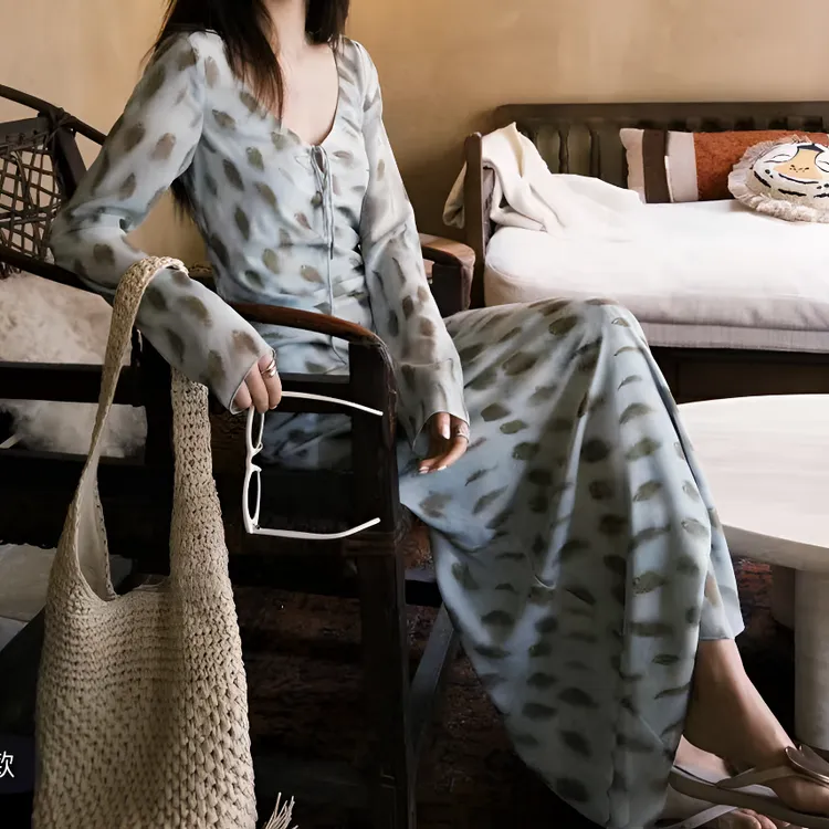 春日新款性感优雅气质显瘦连衣裙不规则碎花长裙子女复古春季法式