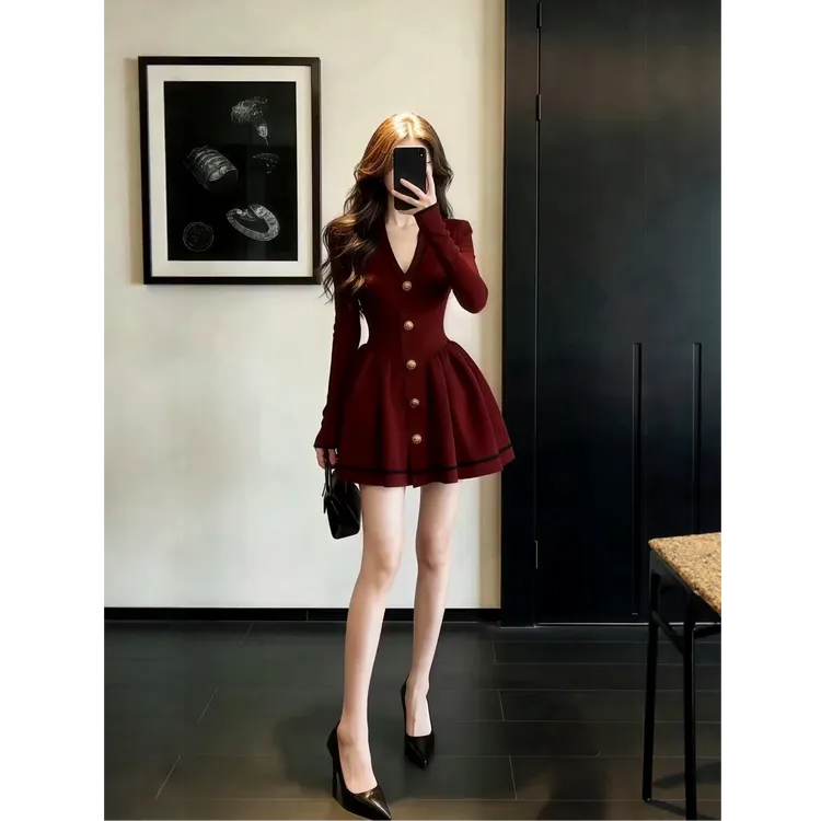 圣诞新年战袍红色连衣裙女秋冬2025新款高级感小个子收腰a字短裙