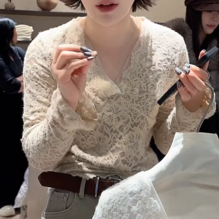 冬季设计感气质显瘦轻奢蕾丝V领上衣LK2508120