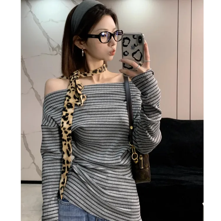 2025夏季新款纯欲甜美风一字肩长袖上衣女配高腰显瘦休闲牛仔裤