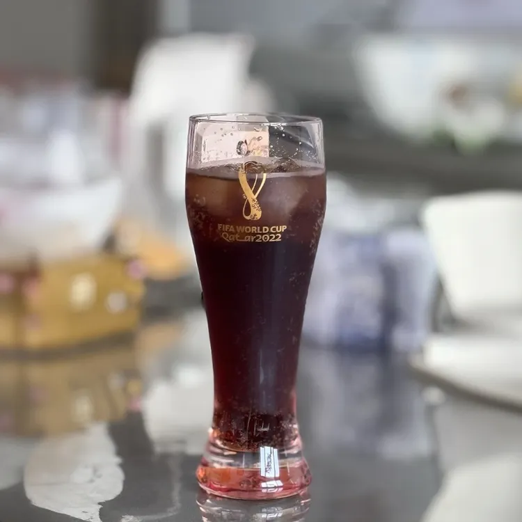 FIFA正品世界杯纪念玻璃啤酒杯! 底部镶嵌纯银2022世界杯纪念币!