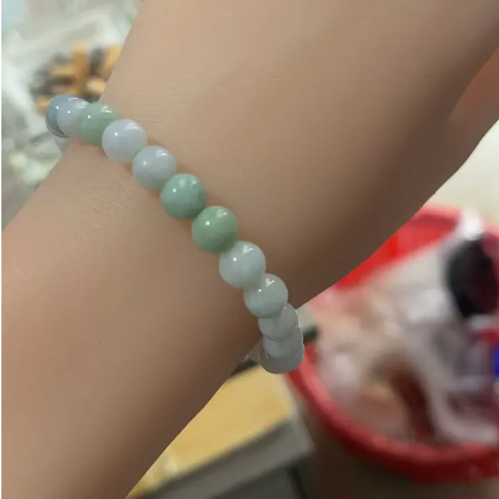 清新淡雅天然翡翠手串