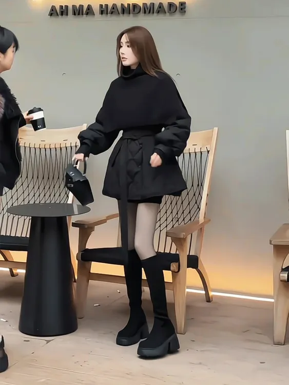 高级感黑色系带收腰棉服女冬季2025新款巨好看的中长款披肩外套潮