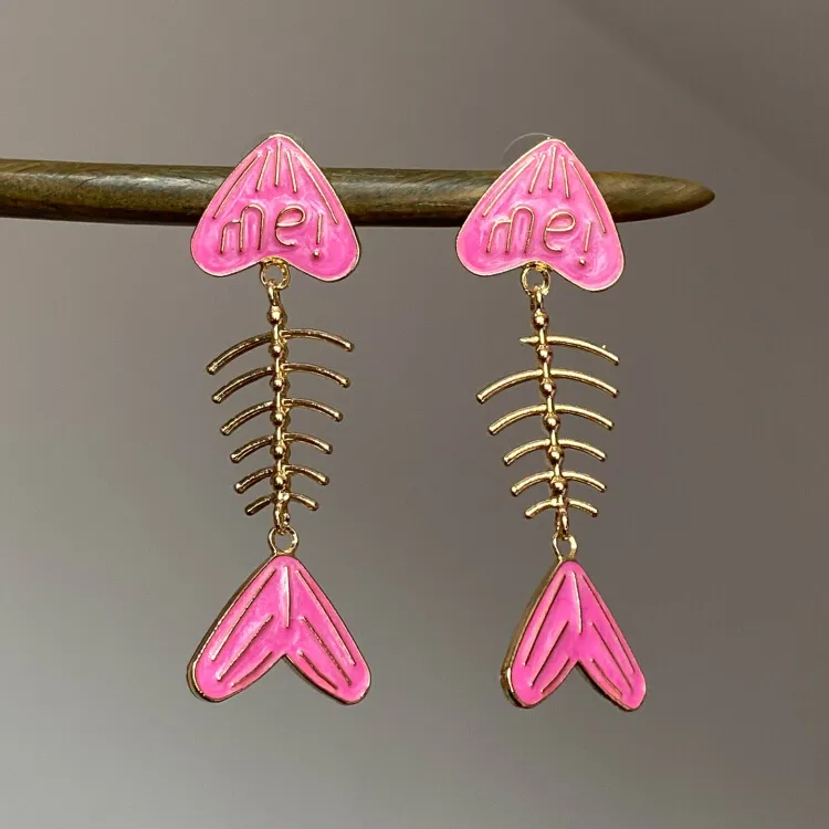 铜合金耳饰 2025新款卡通粉色滴釉鱼骨耳钉独特可爱设计款耳饰