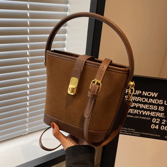 今年秋冬流行小包包女款爆款2025新款斜挎包高级大容量手提水桶包