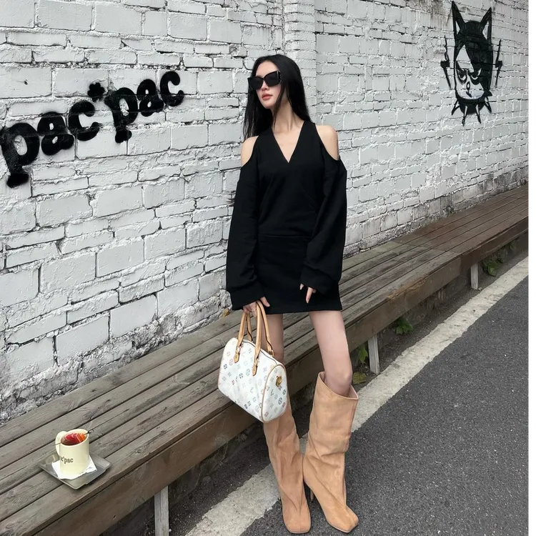 纯欲风黑色辣妹挂脖露肩连衣裙女2026春季小众设计感V领包臀短裙