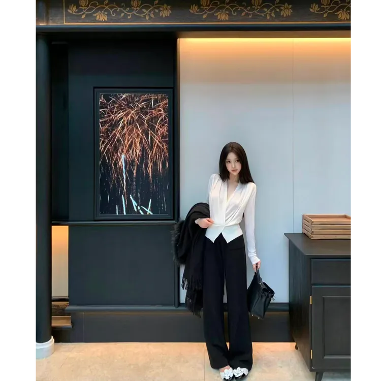 优雅温柔v领抽褶设计针织上衣女秋季新款气质软糯针织衫配休闲裤