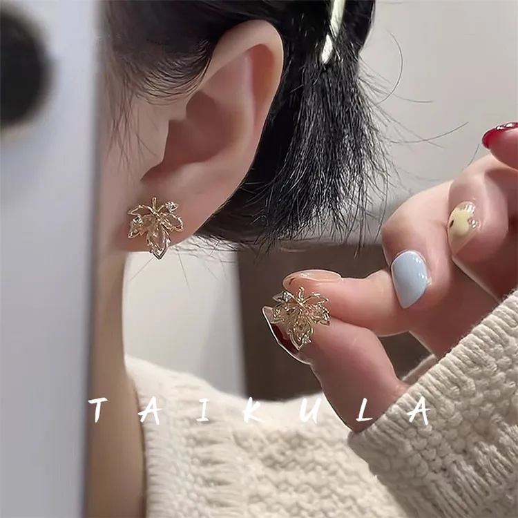 镂空咖色锆石枫叶耳钉女精致耳环2026新款爆款高级感时尚气质耳饰