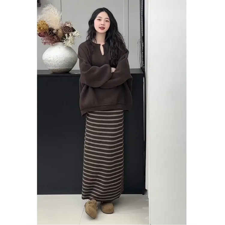2025冬季复古时尚松弛巨好看咖啡色针织衫条纹半身裙一整套女