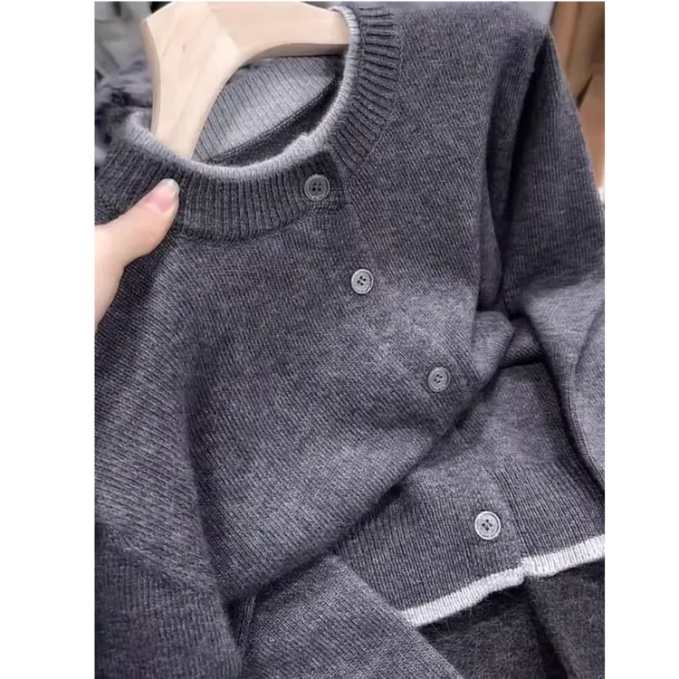 老钱风灰色假两件针织开衫女2025冬季新款圆领纽扣高级感毛衣外套