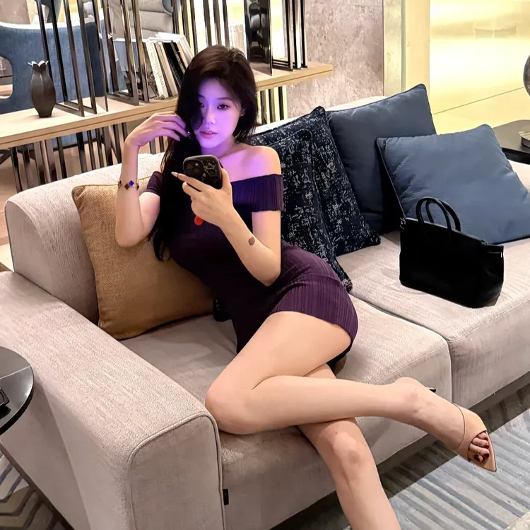 一字肩肌理感短裙连衣裙性感辣妹风收腰修身秋季夏季新款针织短裙