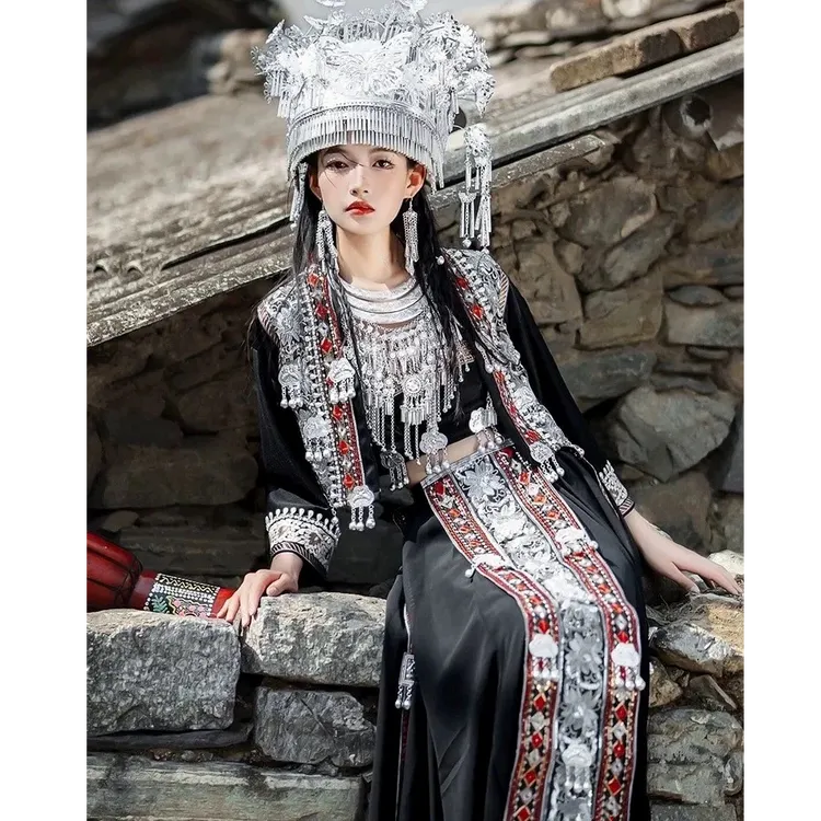 新款苗疆少女黑色刺绣民族风服饰苗族服装头饰项圈异域风么么茶新