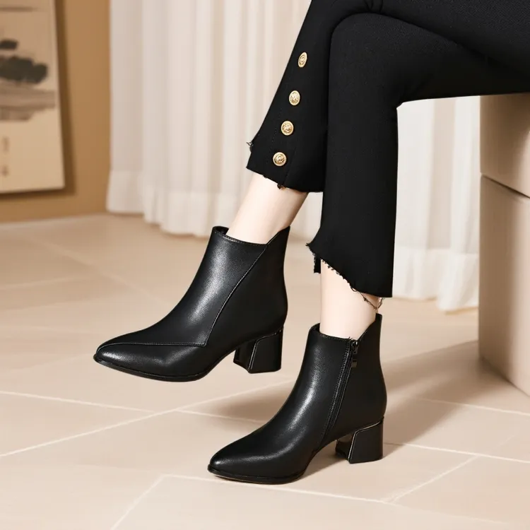 大码真皮尖头粗跟短靴2025秋冬新款低跟纳帕短筒软皮加绒棉马丁靴