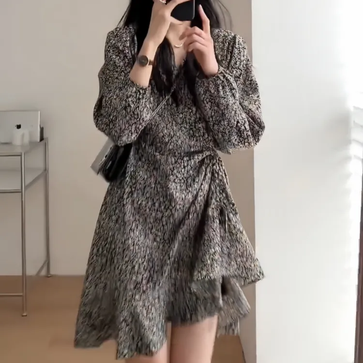 大码女装高级感法式秋季碎花连衣裙不规则气质宽松显瘦茶歇风裙子
