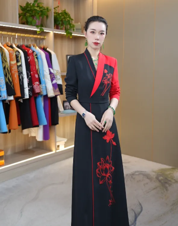 88009-2025春季新款国风荷花刺绣撞色拼接重工设计高端风衣战袍