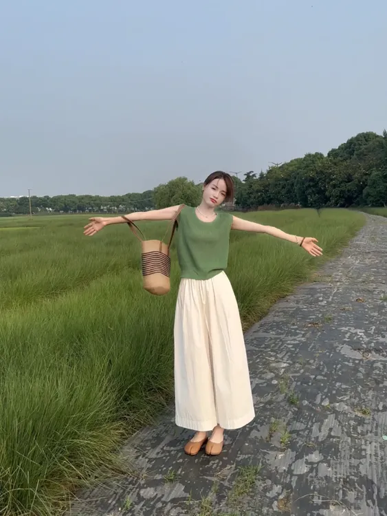 夏装搭配一整套韩系炸街减龄时尚绿色背心针织衫搭配高腰休闲裤女