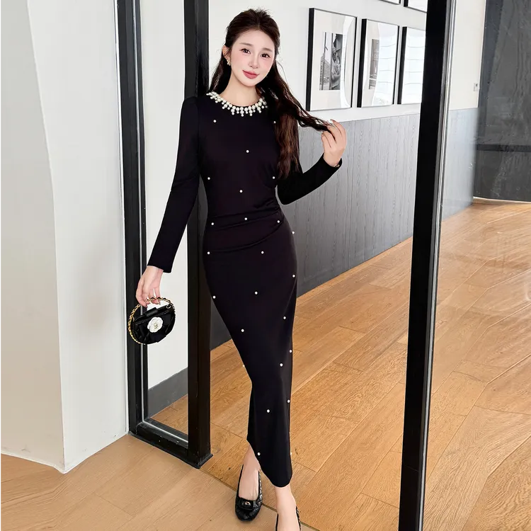 赫本风时尚小黑裙2025秋季新款大码名媛气质高级感烫钻显瘦连衣裙
