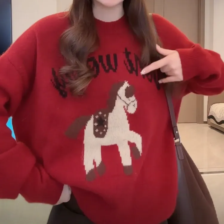 设计感独特新年氛围感红色字母小马毛衣女冬季新款圆领宽松针织衫
