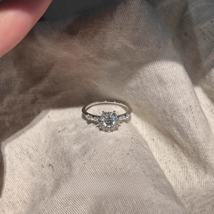 铜合金戒指 爆闪雪花鸽子蛋闪钻戒指女高级感轻奢气质精致戒指环