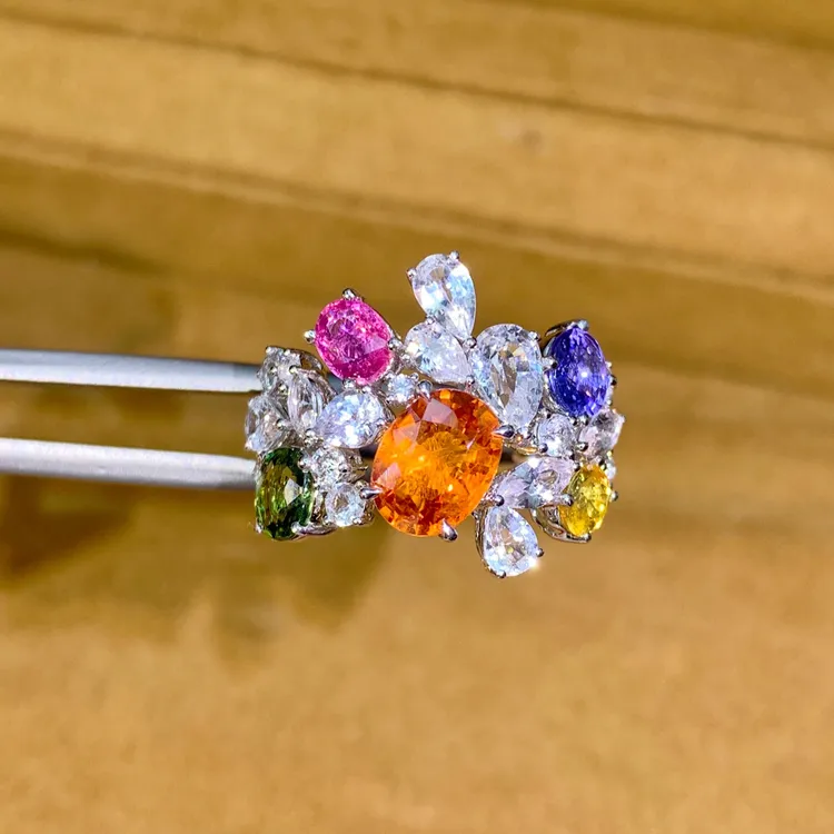 18K金镶嵌天然彩色蓝宝石戒指气质精美