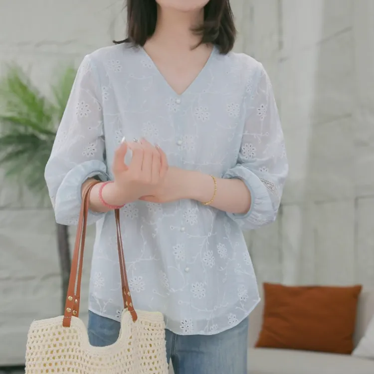刺绣花朵衬衫女2025新款爆款洋气时尚气质宽松文艺提花V领女衬衣