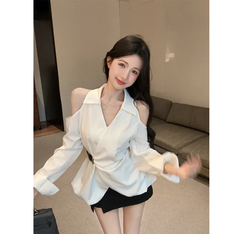 法式翻领露肩长袖白色衬衫女秋季设计感小众上衣百搭黑色半身裙