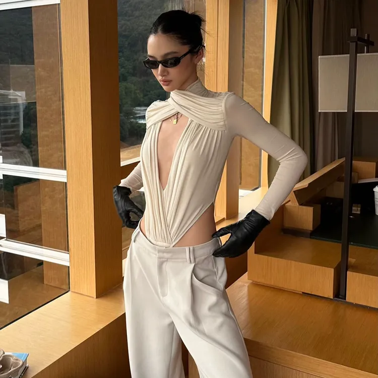 2026冬季新款高级感宽松西装外套长裤套装深v修身交叉T恤三件套