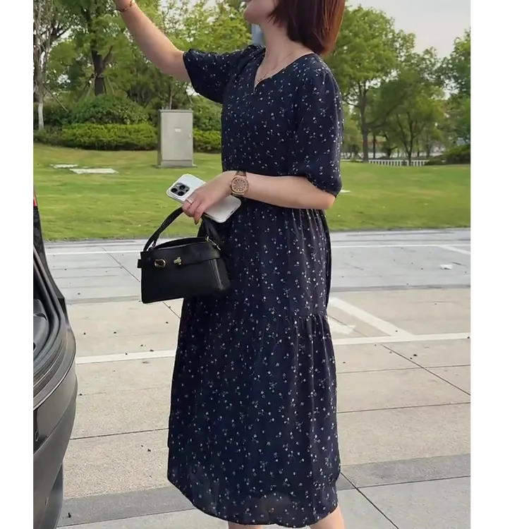 时尚高端气质百搭宽松显瘦碎花V领连衣裙2025新款减龄短袖裙子潮