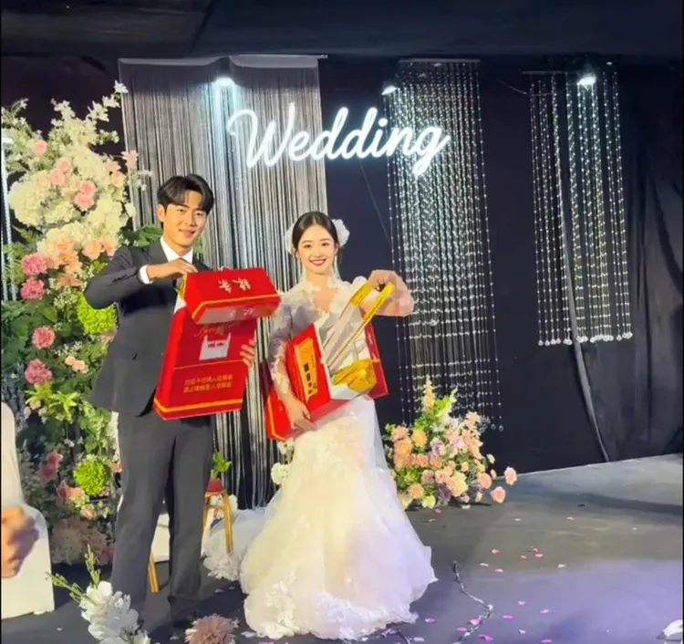 华子辣条婚礼中华大辣条返场互动大辣条中华盒子婚礼拍照道具礼品