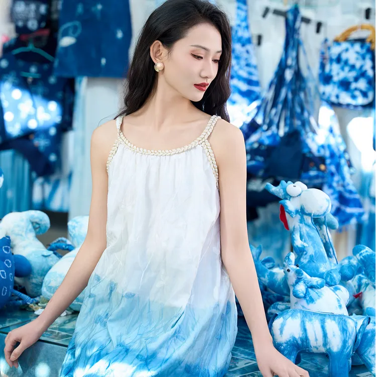 云南大理手工扎染新款海边浪漫气质挂脖长裙板蓝根无袖连衣裙