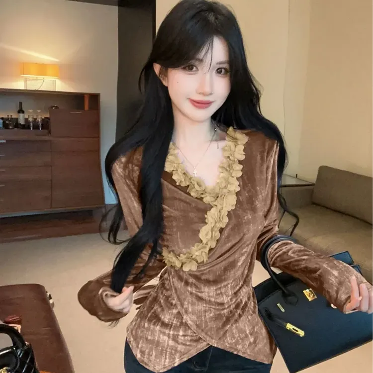 法式气质交叉V领立体花朵长袖上衣秋冬新款高级感气质修身打底衫