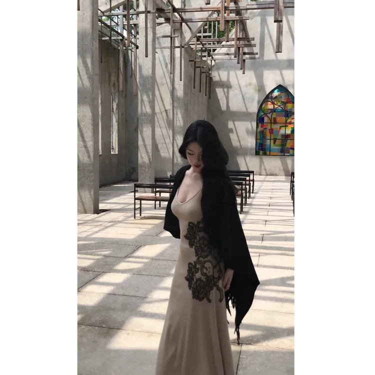 新中式拼接蕾丝纯欲性感百搭极简优雅吊带裙女流苏斗篷披肩套装