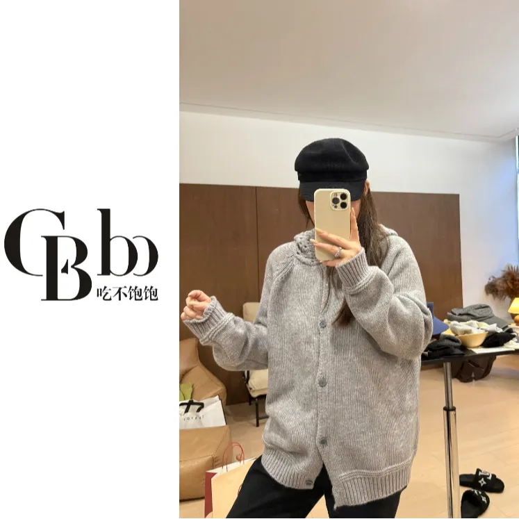 【吃不饱饱】大码 时光独白 设计感镂空帽子毛衣开衫6366