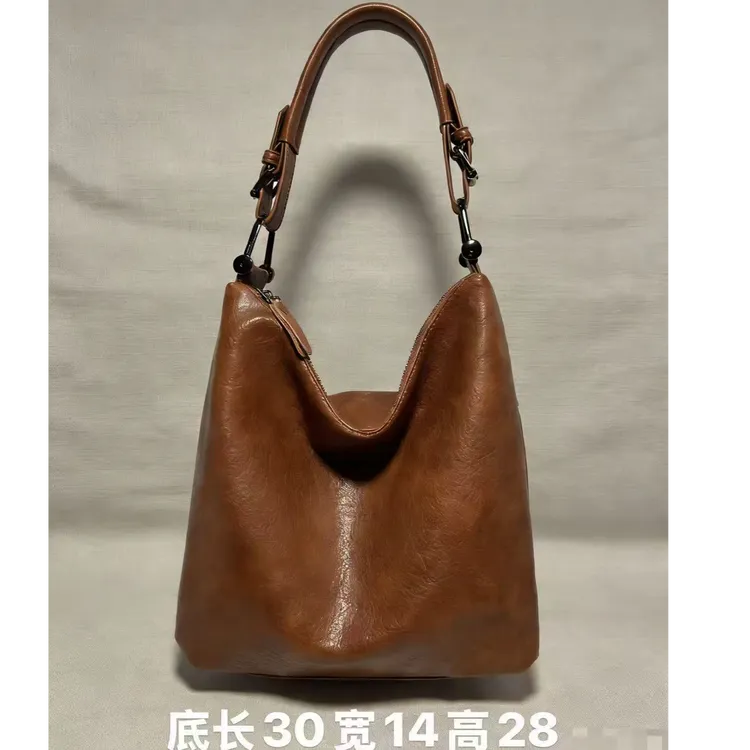 【正品保罗FG016】轻奢风通勤风做旧耐磨拉链单肩包时尚水桶包棕色