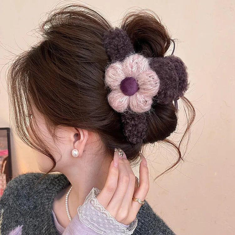 AB面毛线花朵毛绒抓夹女2025新款大号鲨鱼夹高级感发夹巨好看发饰