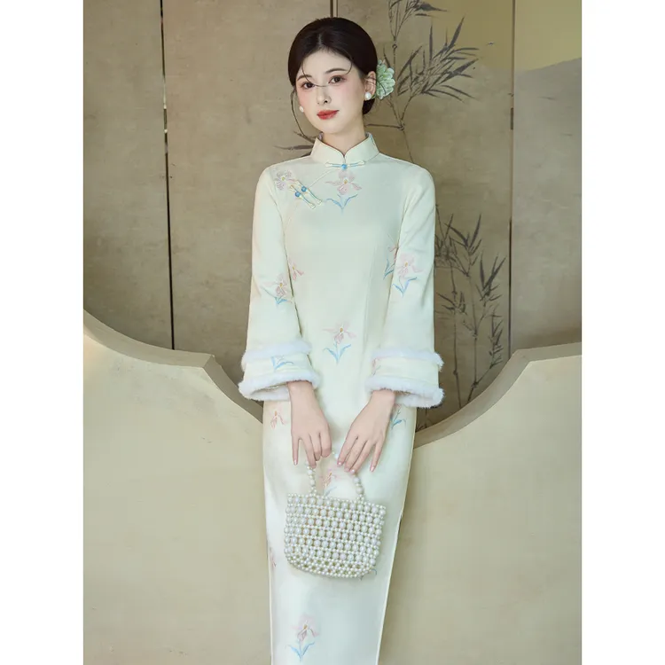 米白绣花新中式倒大袖旗袍女2025冬新款加绒保暖改良年轻款连衣裙