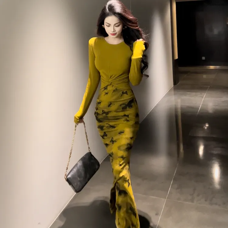 早春气质新款印花蝴蝶鱼尾包臀半身裙纯色百搭上衣套装女