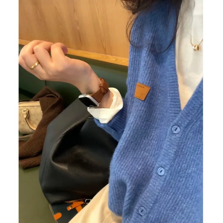 冬季新款慵懒休闲通勤风蓝色V领软糯保暖针织开衫女宽松毛衣外套