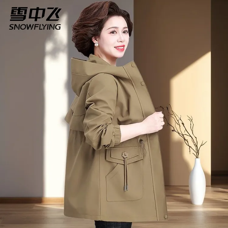 雪中飞妈妈春秋装2025新款外套休闲时尚中长款风衣中老年夹克女士