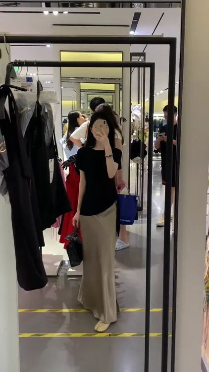 2025夏季新款时尚短袖上衣气质显瘦洋气休闲百搭设计感外穿上衣女