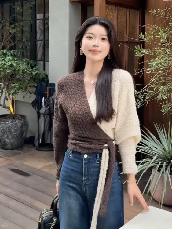 韩系秋季穿搭独特超好看宽松慵懒风显瘦咖色撞色拼接系带针织上衣