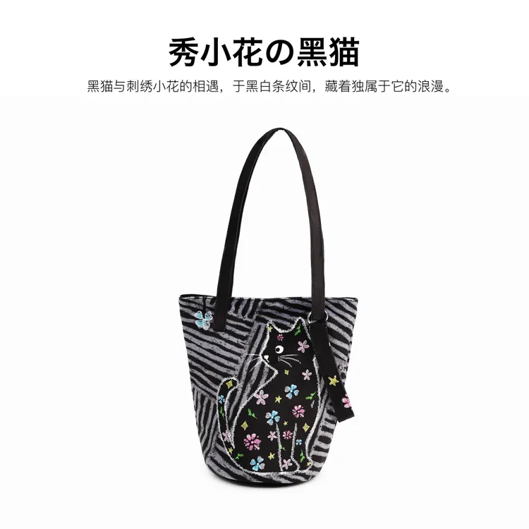 盾盾熊设计绣花黑猫公仔风手绘插画印花文艺单肩斜跨手提水桶女包