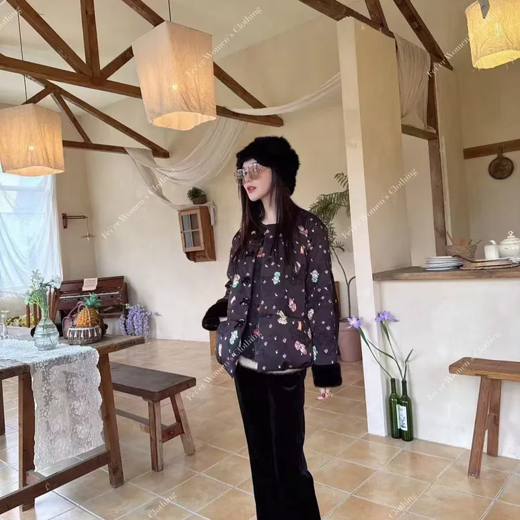 飞儿【财运亨通】时尚轻奢满印小财神元素秋冬女款羽绒服