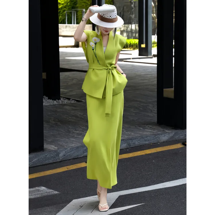 ZEROYK高端定制女装设计感国风马蹄莲钉珠系带马甲开叉半身裙套装